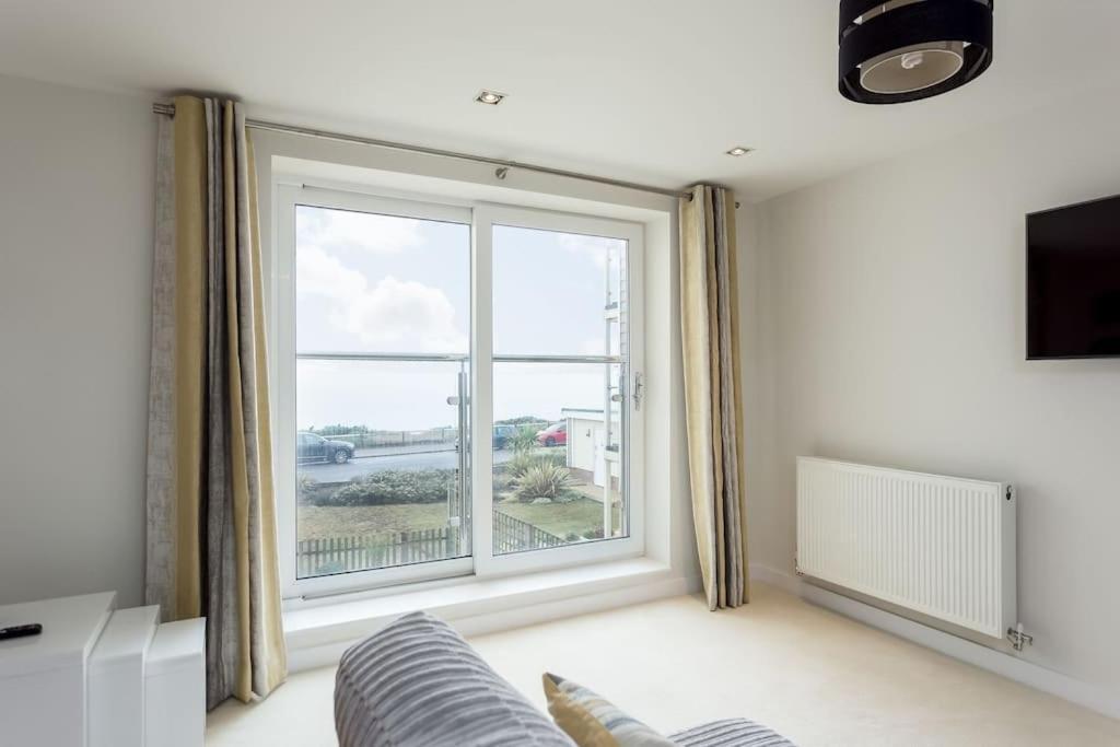 Stunning 2 Bed Apartment, Fabulous Sea View & 2 Minutes To Beach With Parking Bournemouth Exterior photo